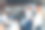 在现代办公室开会期间，两名女员工正在握手图片下载