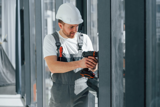 使用windows。修理工在室内的现代房间里图片下载