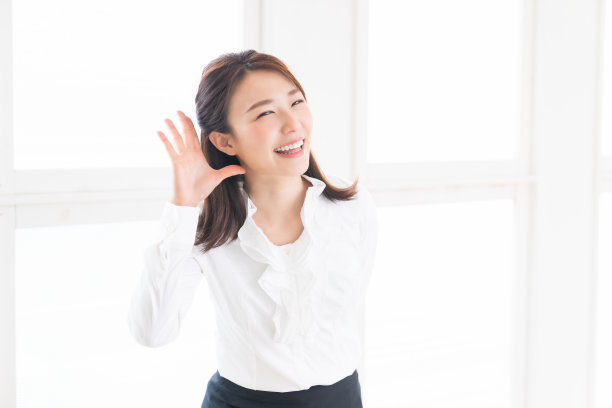 年轻迷人的亚洲女商人，听着图片下载