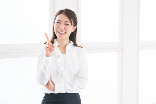 年轻迷人的亚洲女商人图片下载