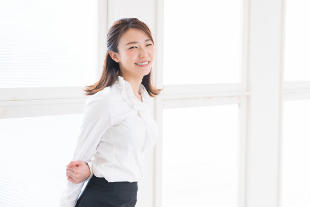 年轻迷人的亚洲女商人图片下载