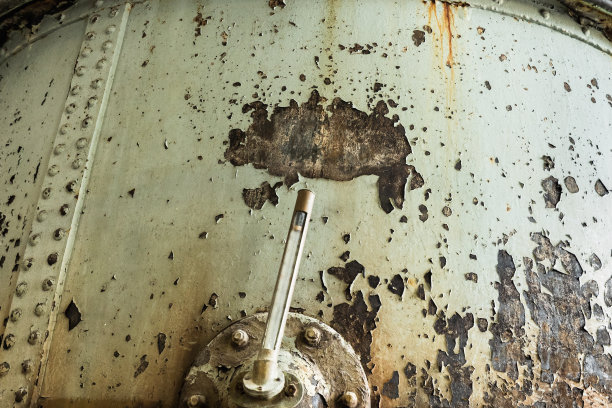 古董啤酒桶上的铁锈和纹理细节图片下载