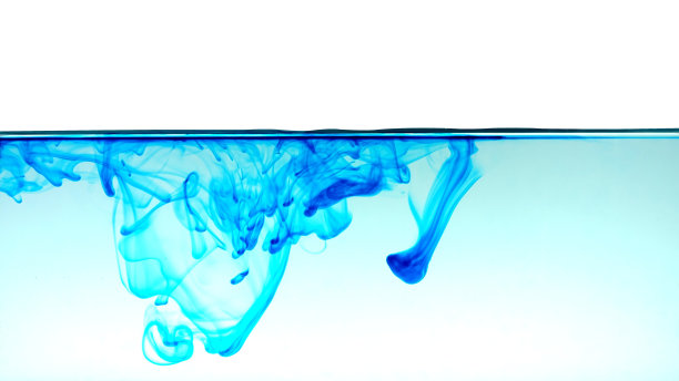 颜色或墨水在白色背景上的水，抽象烟图案，彩色液体染料，喷绘图片下载