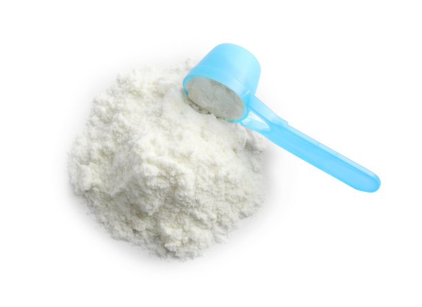 婴儿配方奶粉和勺白色背景，俯视图。婴儿奶粉图片下载