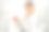 在现代眼科商店里，美女站在橱窗旁挑选眼镜图片下载