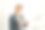 一位女士在眼镜店选择两种眼镜框，然后看着相机图片下载