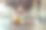 年轻的女运动员在健身房的垫子上练习体操。健康的生活方式。健美和健身图片下载