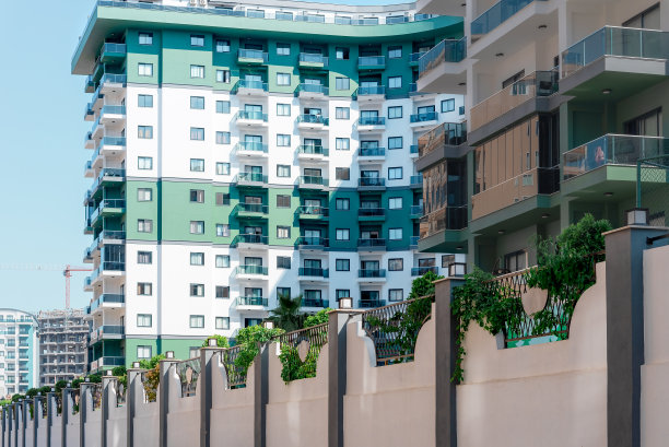 篱笆后面的时尚住宅公寓图片下载