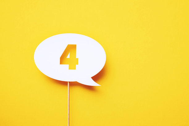 编号4写圆形白色聊天泡泡坐在黄色背景图片下载