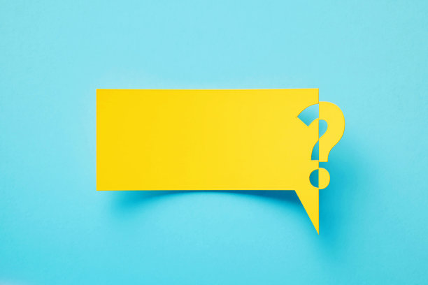 矩形黄色聊天泡泡相交与切出的问号在绿松石背景图片下载