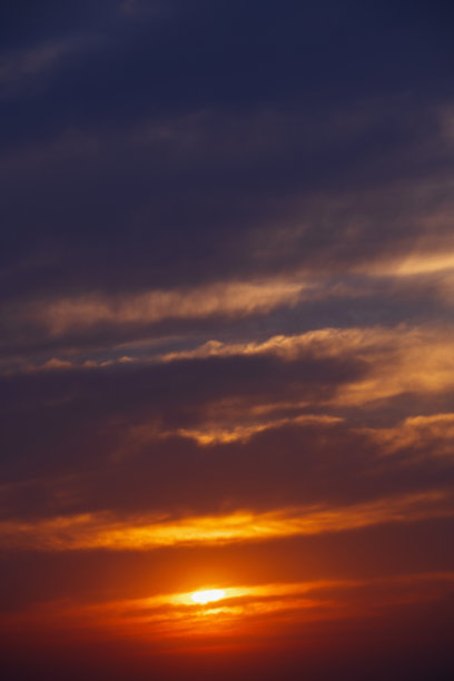 黄昏燃烧的云图片下载