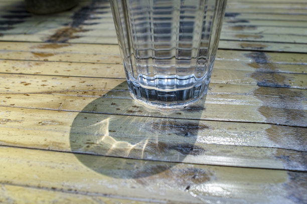 竹子制成的桌子上的玻璃的特写照片图片下载