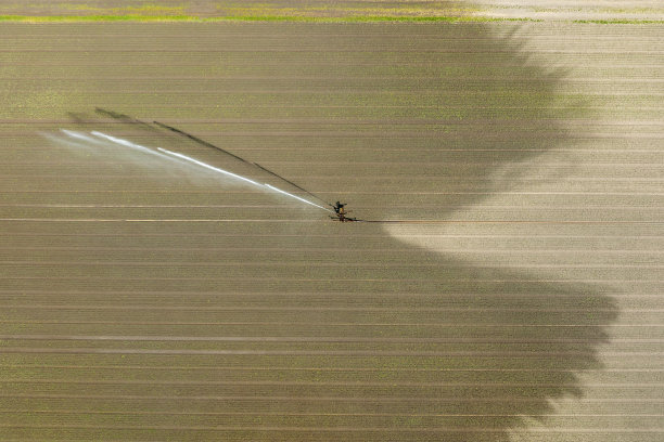 农业喷灌区，鸟瞰图图片下载