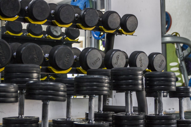 哑铃在健身房图片下载