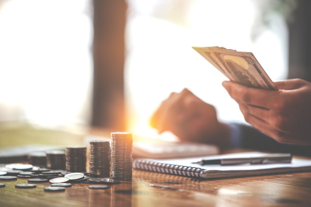 在有阳光的桌子上。财务会计的省钱方法图片下载