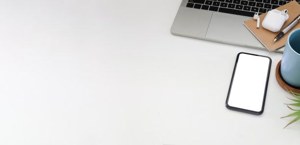 模拟智能手机，笔记本电脑和咖啡杯在白色办公桌，俯视图。图片下载