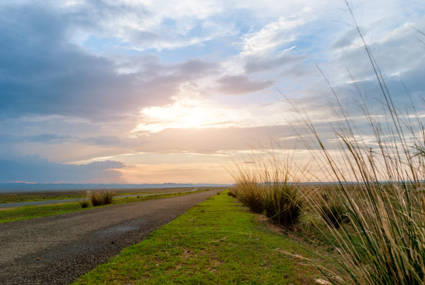空沥青公路在农村景观日落与戏剧性的云股票照片图片下载