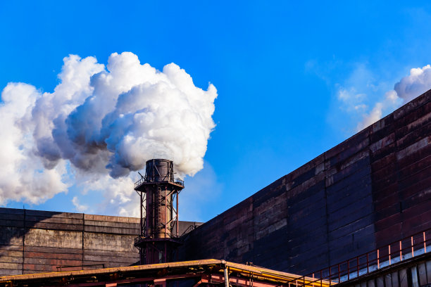 对着蓝天看工厂的烟管。环境污染图片下载