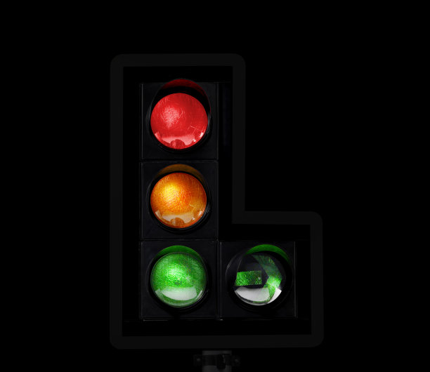 交通灯在完全黑暗的背景图片下载