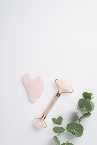 俯视图垂直照片的桉树枝玫瑰石英辊和瓜沙按摩器在孤立的白色背景与空白图片下载