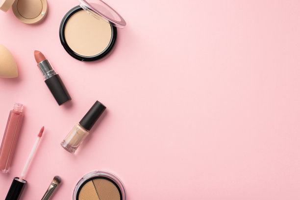 构成美的概念。俯视图的照片轮廓调色板紧凑型粉末口红化妆刷子美容搅拌机唇彩指甲油和眼影粉彩背景与copyspace图片下载