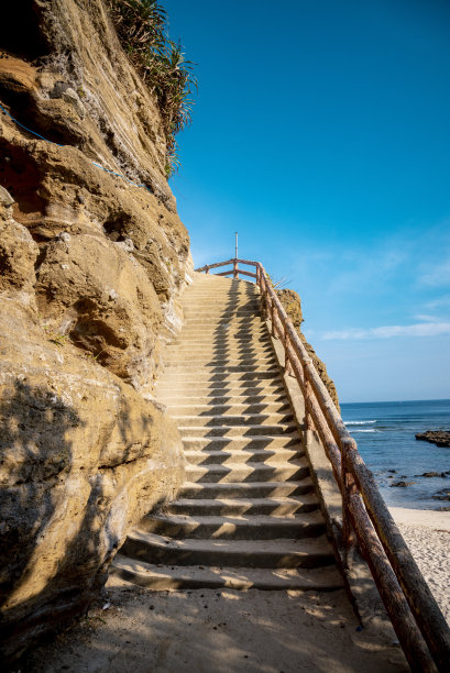 越南广义省李松岛的悬崖峭壁和美丽的海滩图片下载