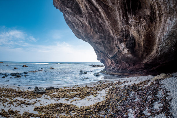越南广义省李松岛的悬崖峭壁和美丽的海滩图片下载