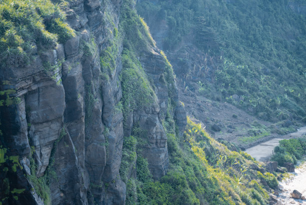 越南广义省李松岛的悬崖峭壁和美丽的海滩图片下载