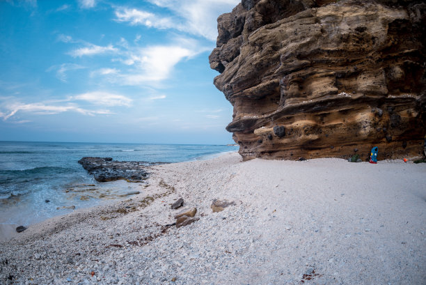 越南广义省李松岛的悬崖峭壁和美丽的海滩图片下载