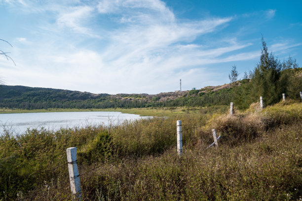 越南广义省李松岛的悬崖峭壁和美丽的海滩图片下载