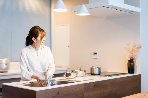 家庭主妇在家里的厨房做饭图片下载