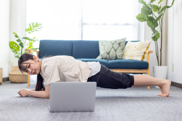 远程瑜伽课程的女大学生图片下载