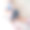 一位母亲给一个小男孩穿上牛仔裤。妈妈给孩子穿上床上的衣服。图片下载