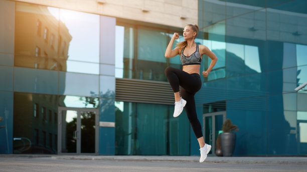 健美的身体在城市背景下跳跃和奔跑图片下载
