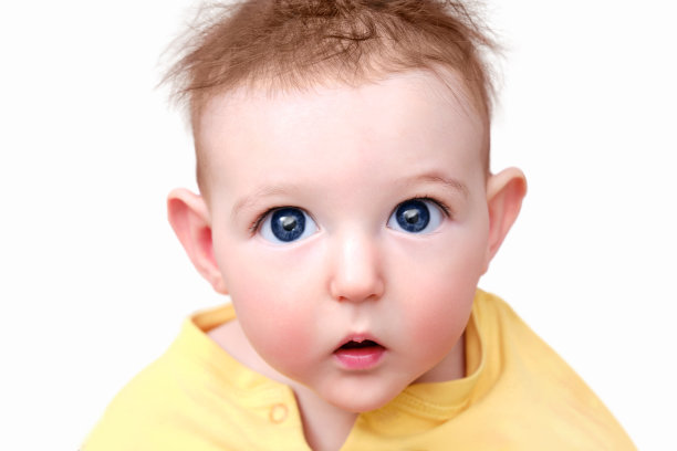 惊讶的婴儿婴儿的大眼睛在一个白色的背景，孤立。一个发型凌乱的受惊孩子的肖像图片下载