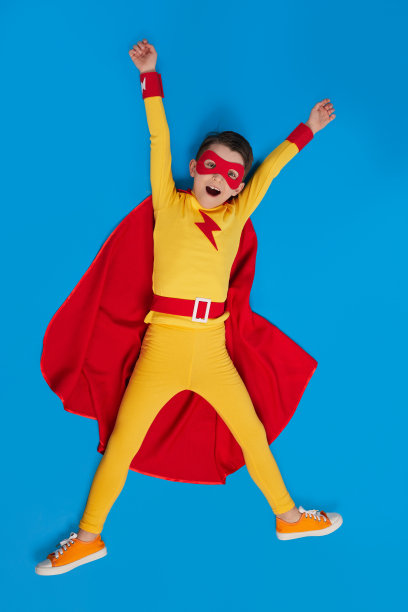 摄影棚里穿着戏服的快乐的超级英雄孩子图片下载
