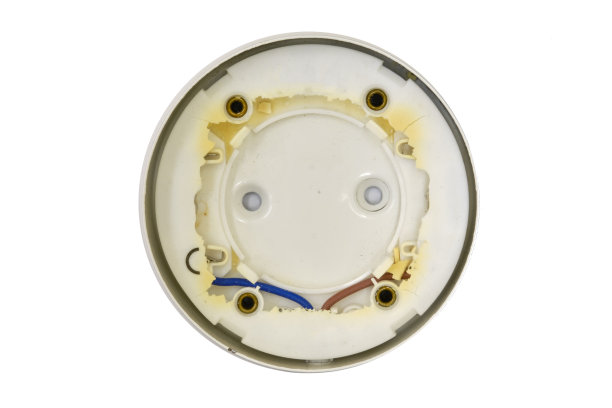 被烧毁的天花板灯泡座与破碎的塑料，孤立在一个白色背景图片下载