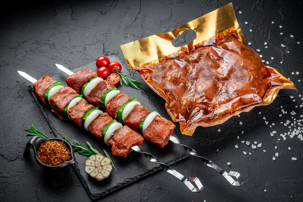 真空包装的烤肉，在黑暗的背景。图片下载