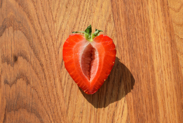 一个白色背景上心形的新鲜草莓。情人节的概念。平面布局，拷贝空间，俯视图。图片下载