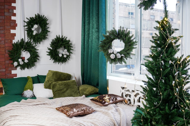 室内有漂亮的圣诞卧室，有一张木床，窗边有装饰精美的圣诞树。圣诞装饰品。新年快乐，圣诞快乐图片下载