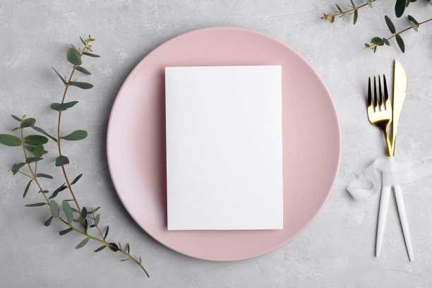 用桉树做的5x7的请柬模型，用节日婚礼或生日餐桌布置的菜单卡模型，粉色盘子图片下载