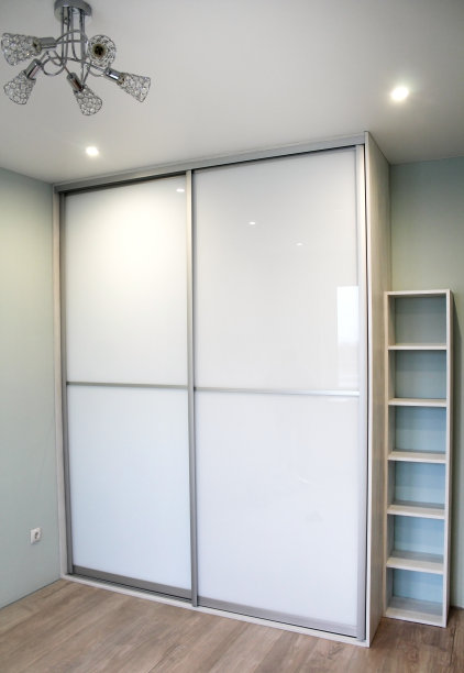 带滑动门的衣柜。家具。室内设计。图片下载