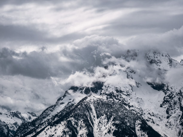 阴天的砂砾山图片下载