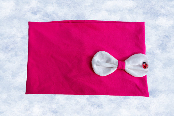 红布帽子上有蝴蝶和瓢虫图片下载