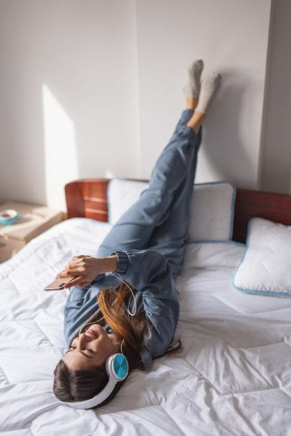 女人躺在床上听音乐图片下载