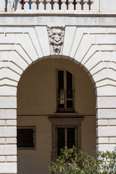 意大利伦巴第的布雷西亚市中心中世纪的布罗莱托宫殿的特写图片下载