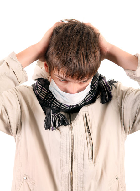 戴流感口罩的年轻人图片下载