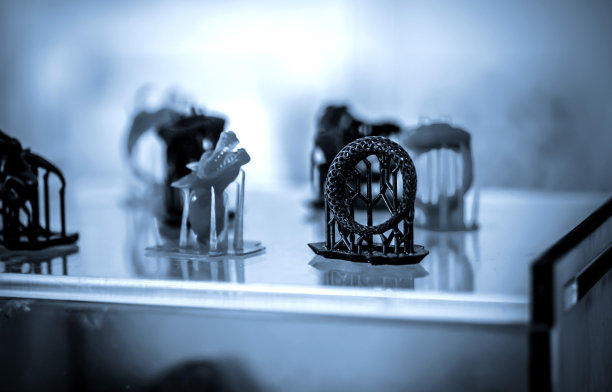 物体是用3d打印机打印的光致聚合物。图片下载