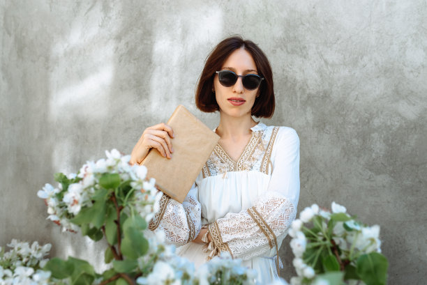 这个女孩拿着一本书图片下载