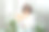 这个女孩拿着一本书图片下载
